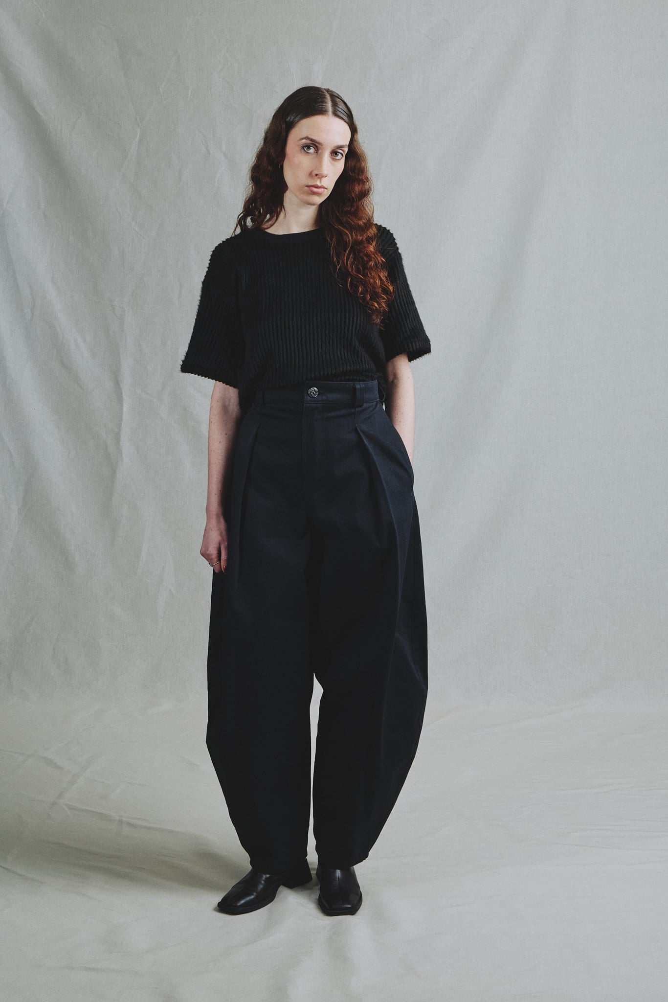 Pantalon Jean Noir Coupe Bouffante Sculpturale Pinces Bouton Bijou