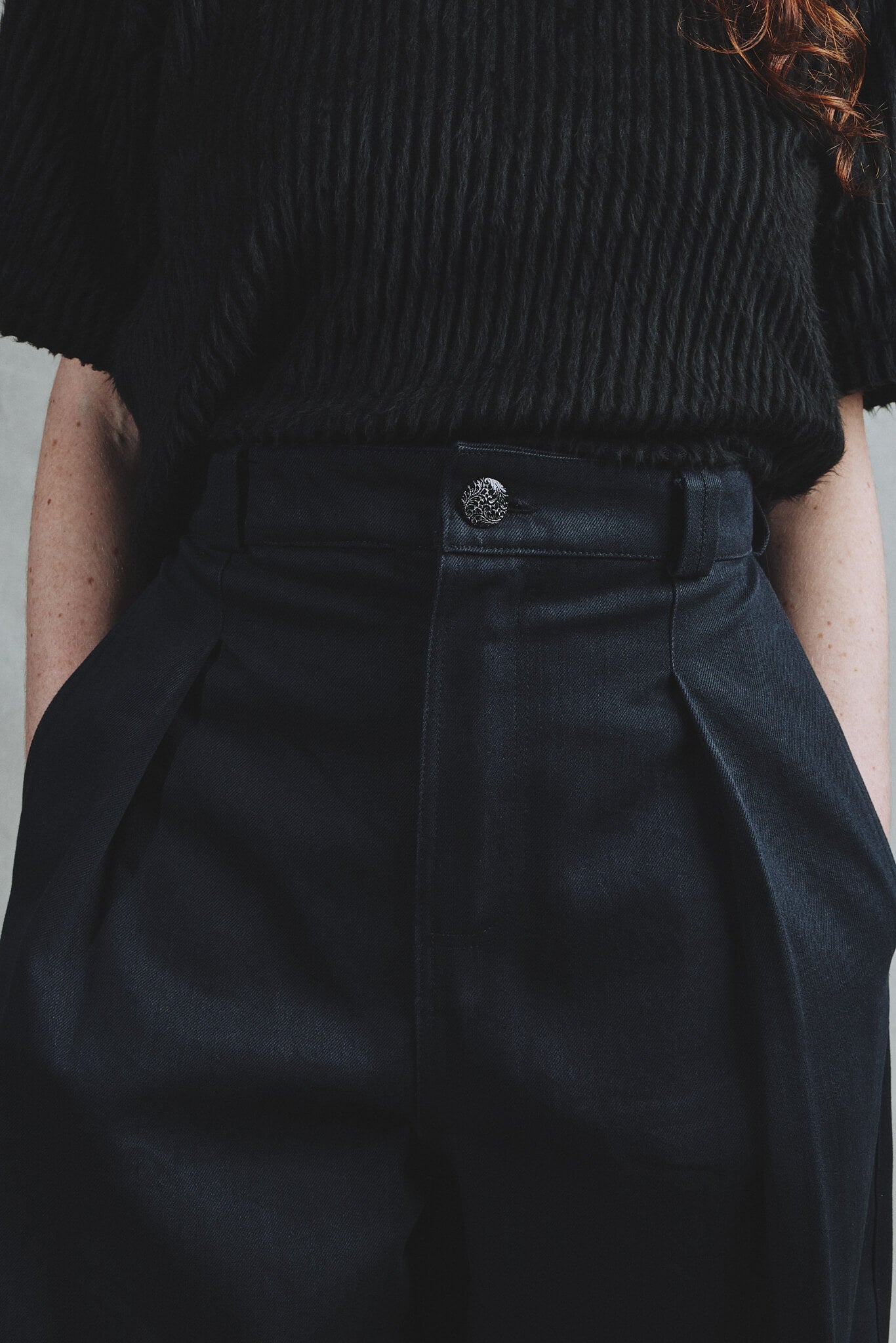 Pantalon Jean Noir Coupe Bouffante Sculpturale Pinces Bouton Bijou