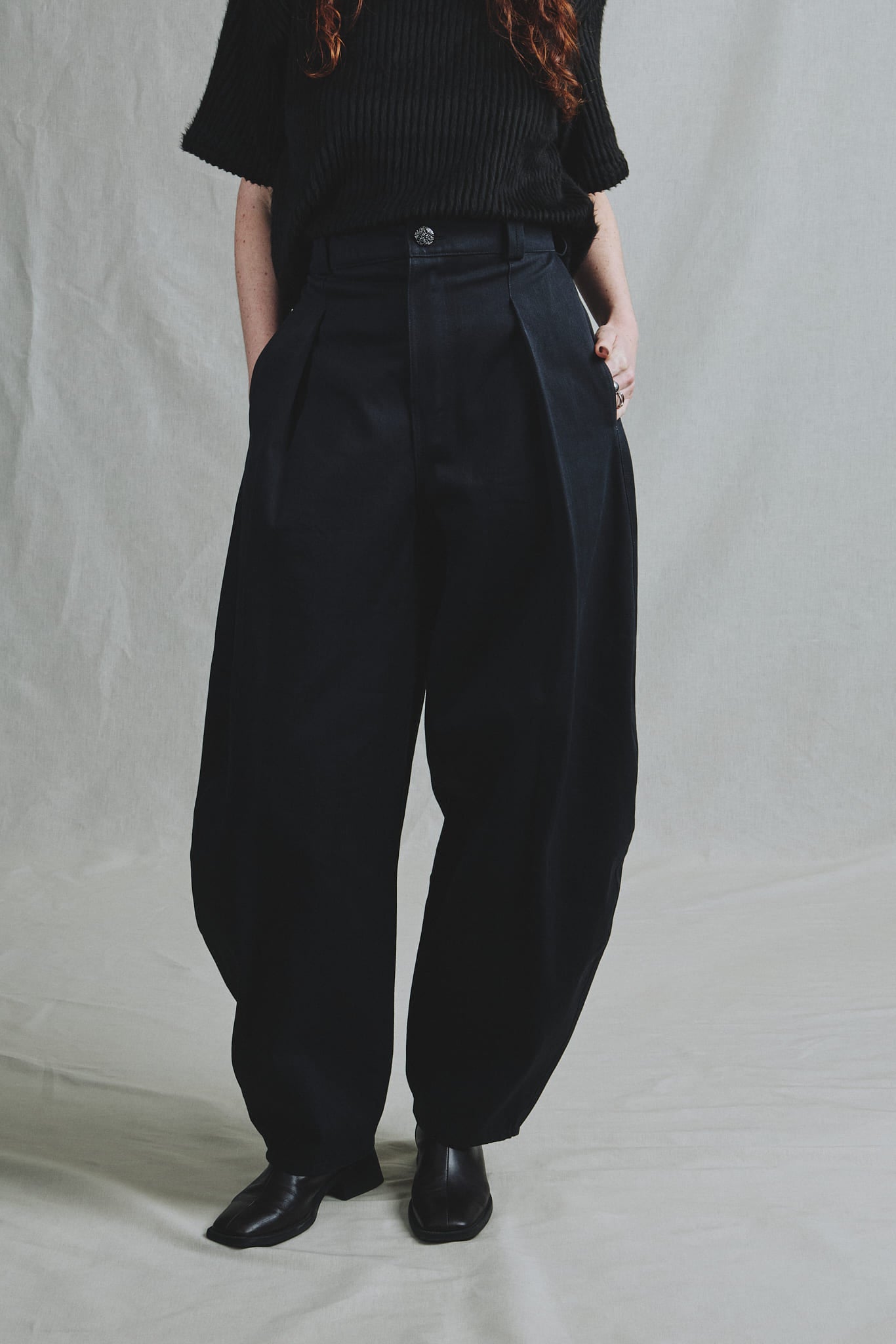 Pantalon Jean Noir Coupe Bouffante Sculpturale Pinces Bouton Bijou