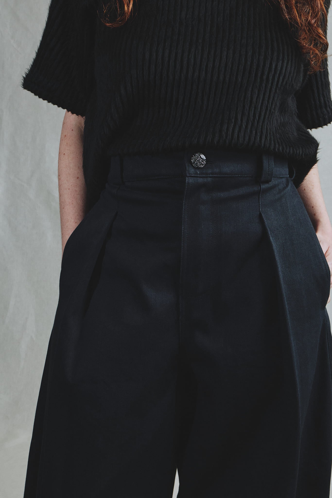 Pantalon Jean Noir Coupe Bouffante Sculpturale Pinces Bouton Bijou