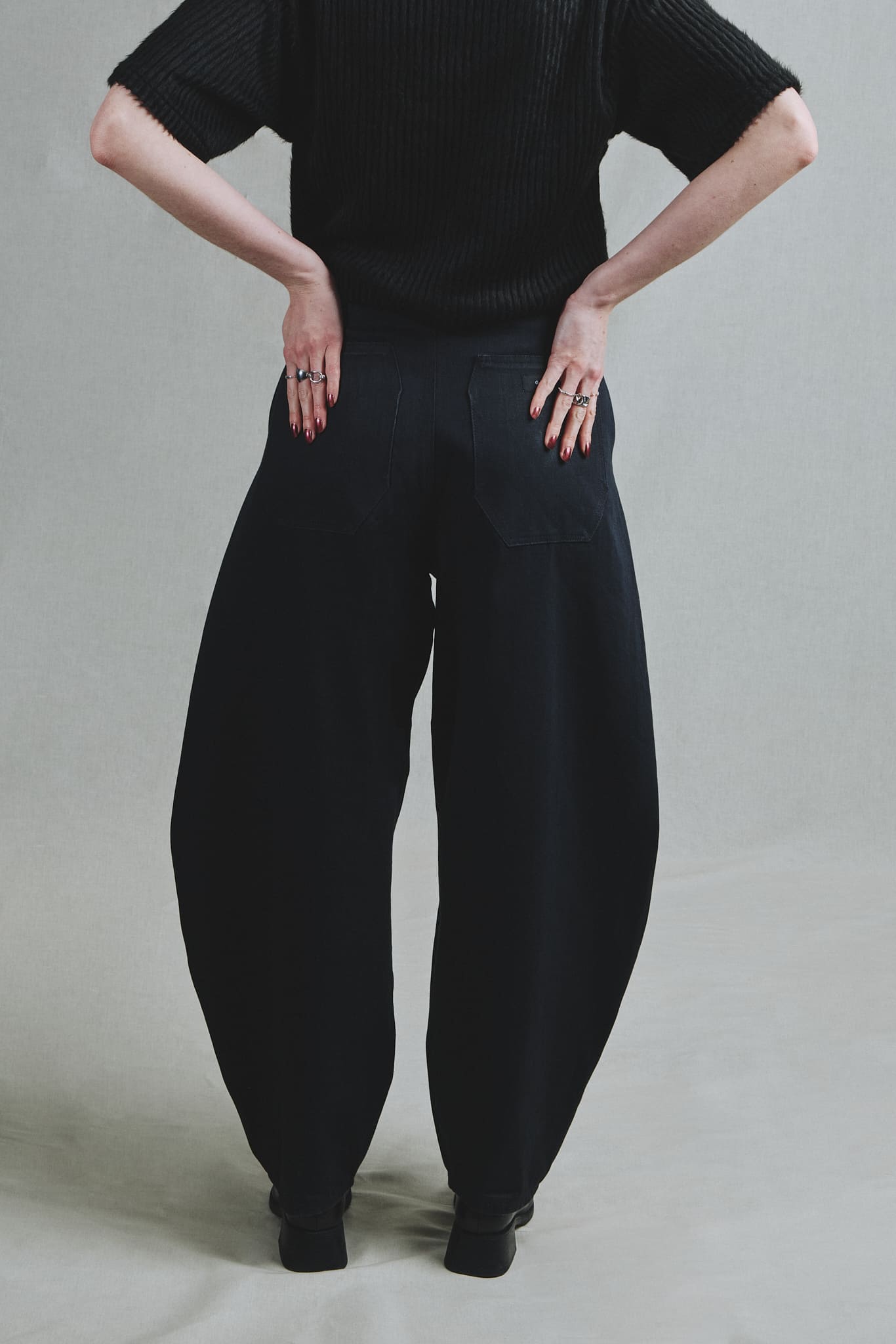 Pantalon Jean Noir Coupe Bouffante Sculpturale Pinces Bouton Bijou