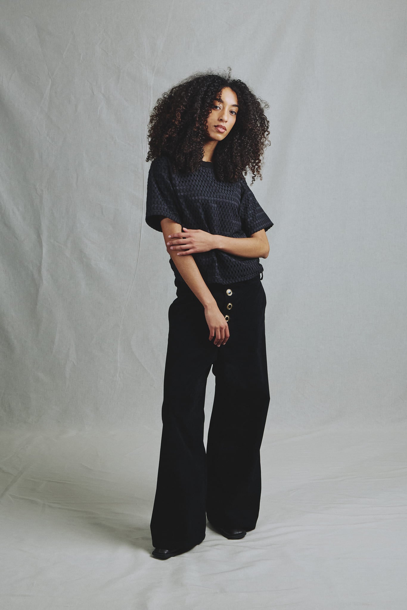 Pantalon Alcantara Noir Évasé Boutons Bijoux Dorés