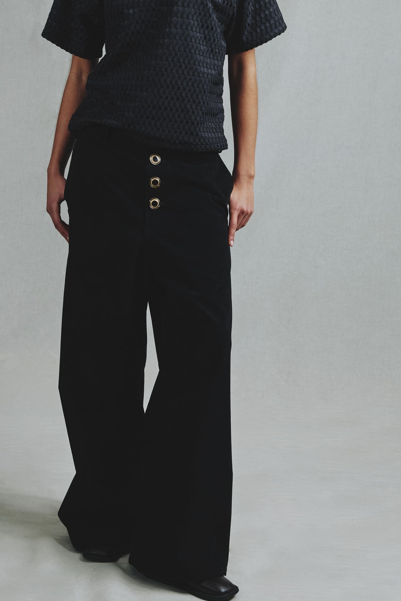 Pantalon Alcantara Noir Évasé Boutons Bijoux Dorés