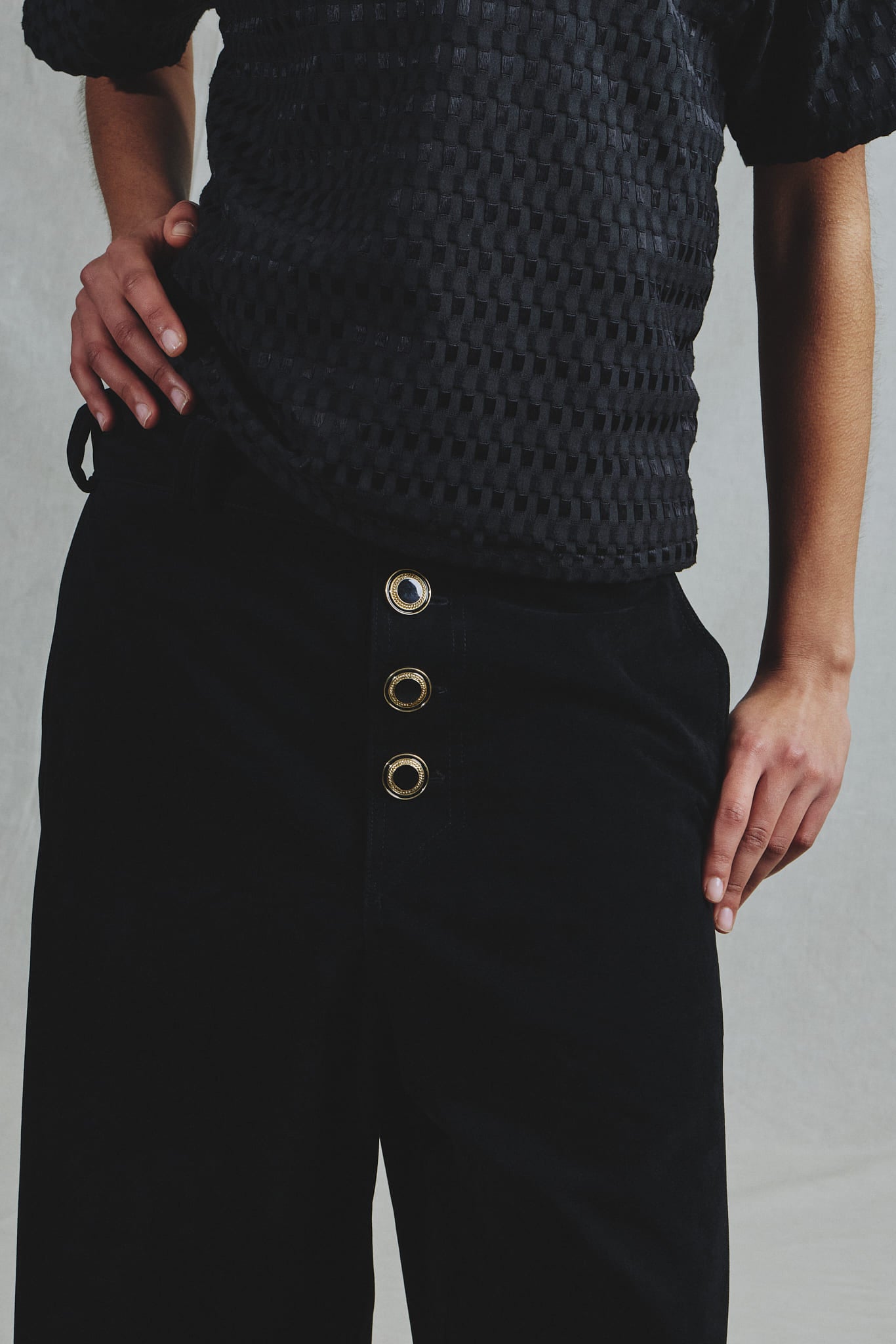 Pantalon Alcantara Noir Évasé Boutons Bijoux Dorés