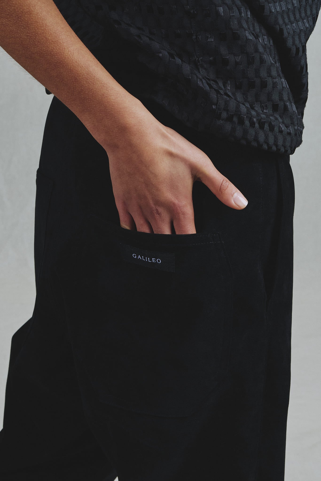 Pantalon Alcantara Noir Évasé Boutons Bijoux Dorés