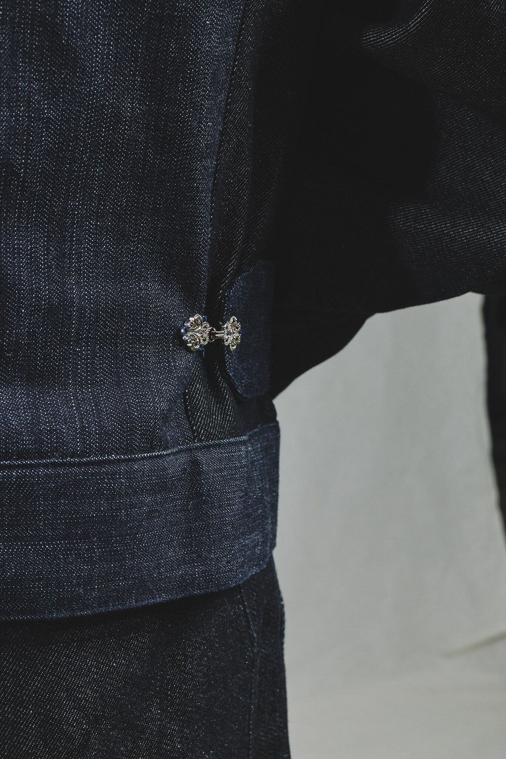Veste Jean Brut Bicolore Manches Bouffantes Crochets Baroques