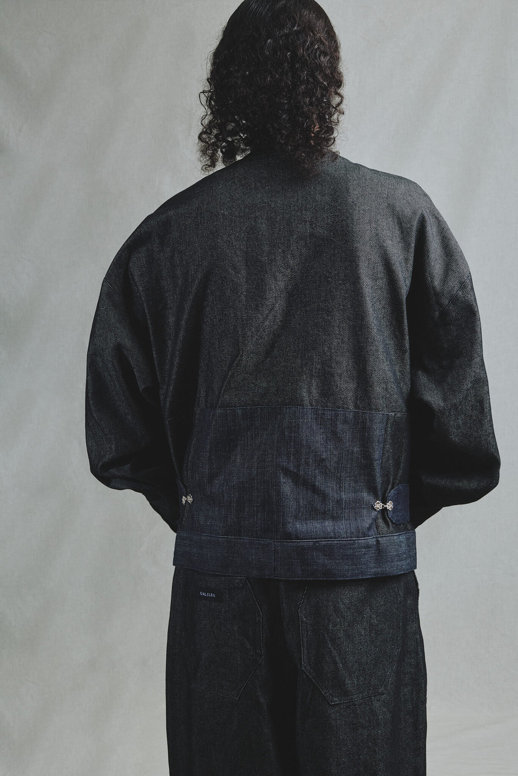 Veste Jean Brut Bicolore Manches Bouffantes Crochets Baroques