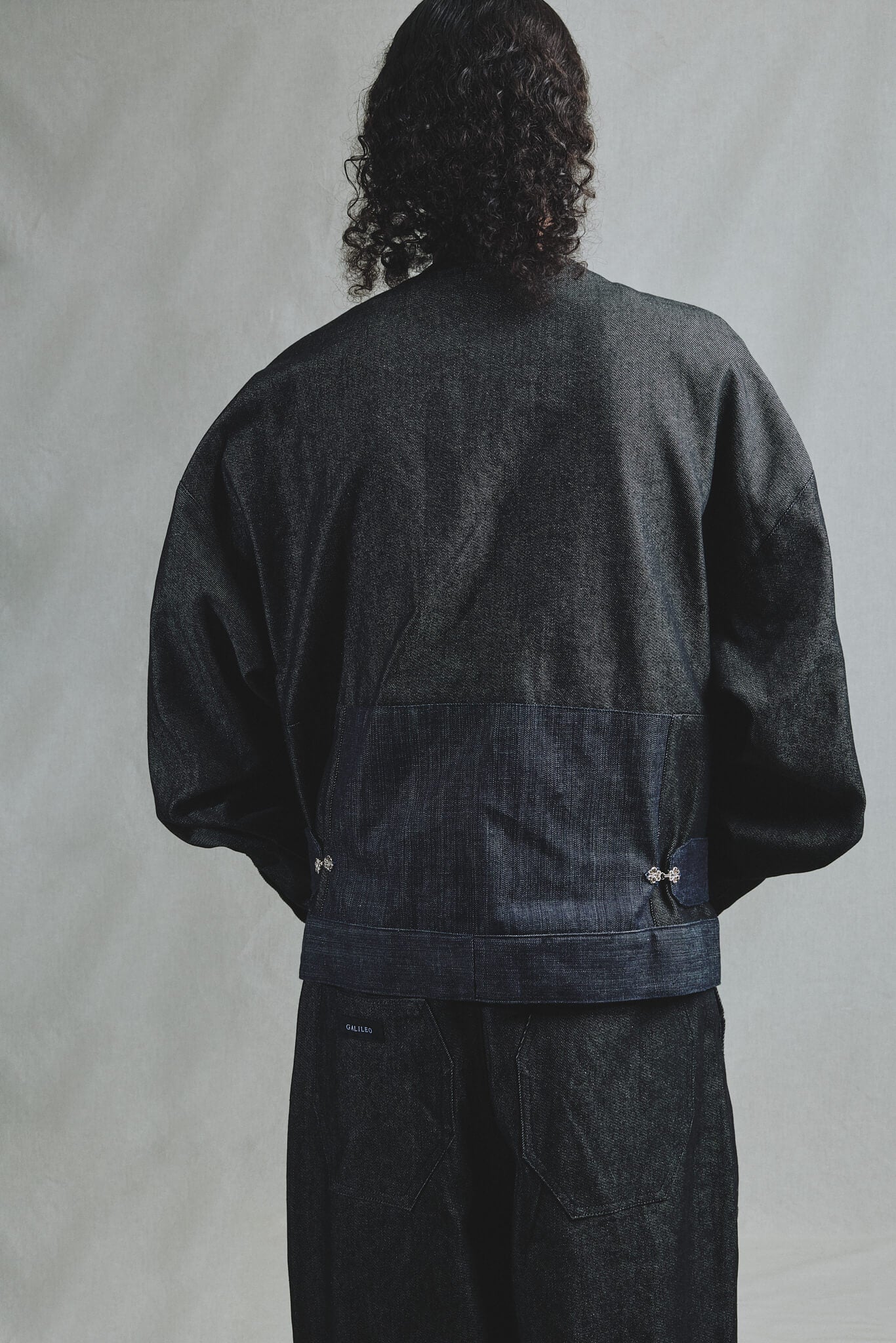 Veste Jean Brut Bicolore Manches Bouffantes Crochets Baroques