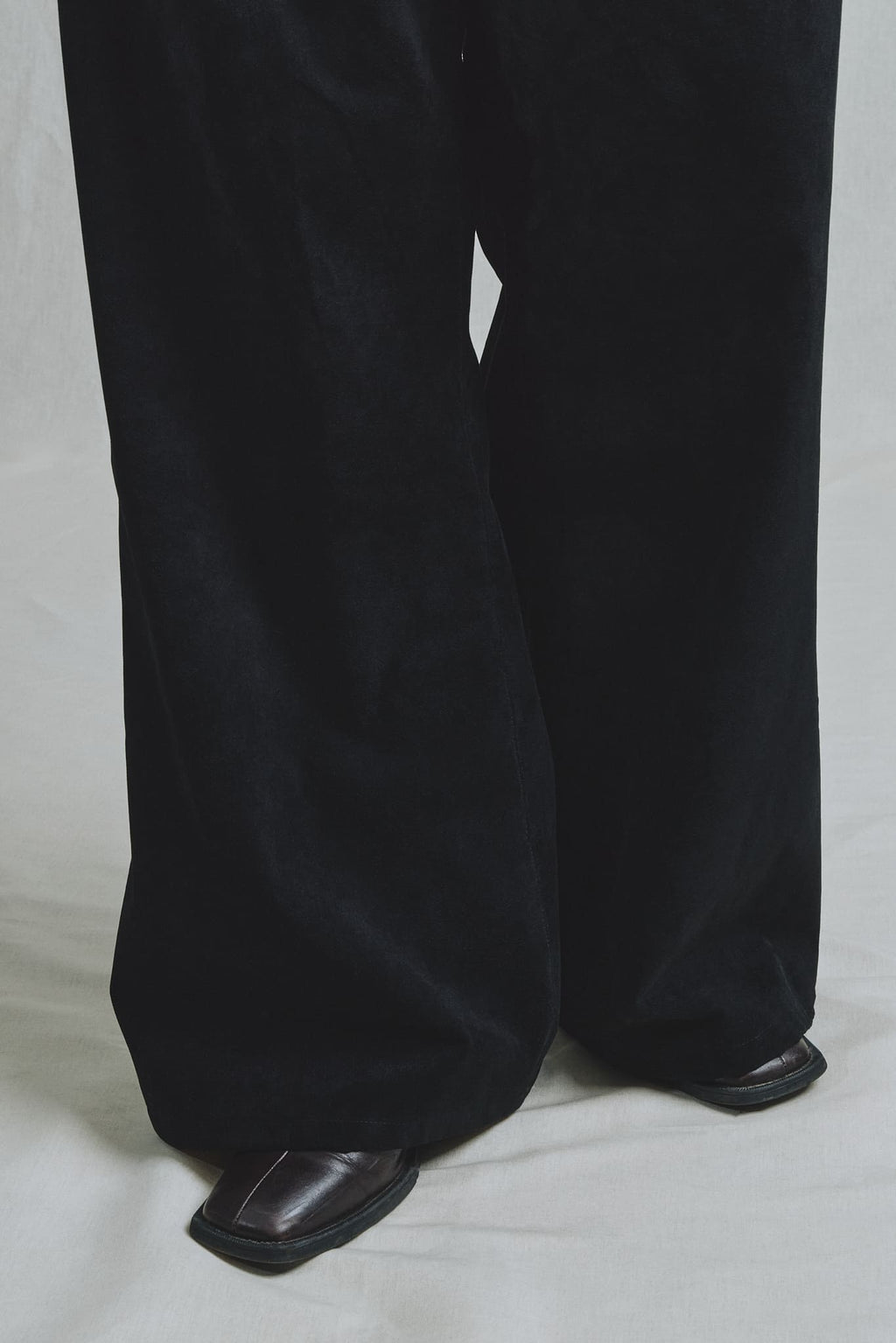 Pantalon Alcantara Noir Évasé Boutons Bijoux Dorés