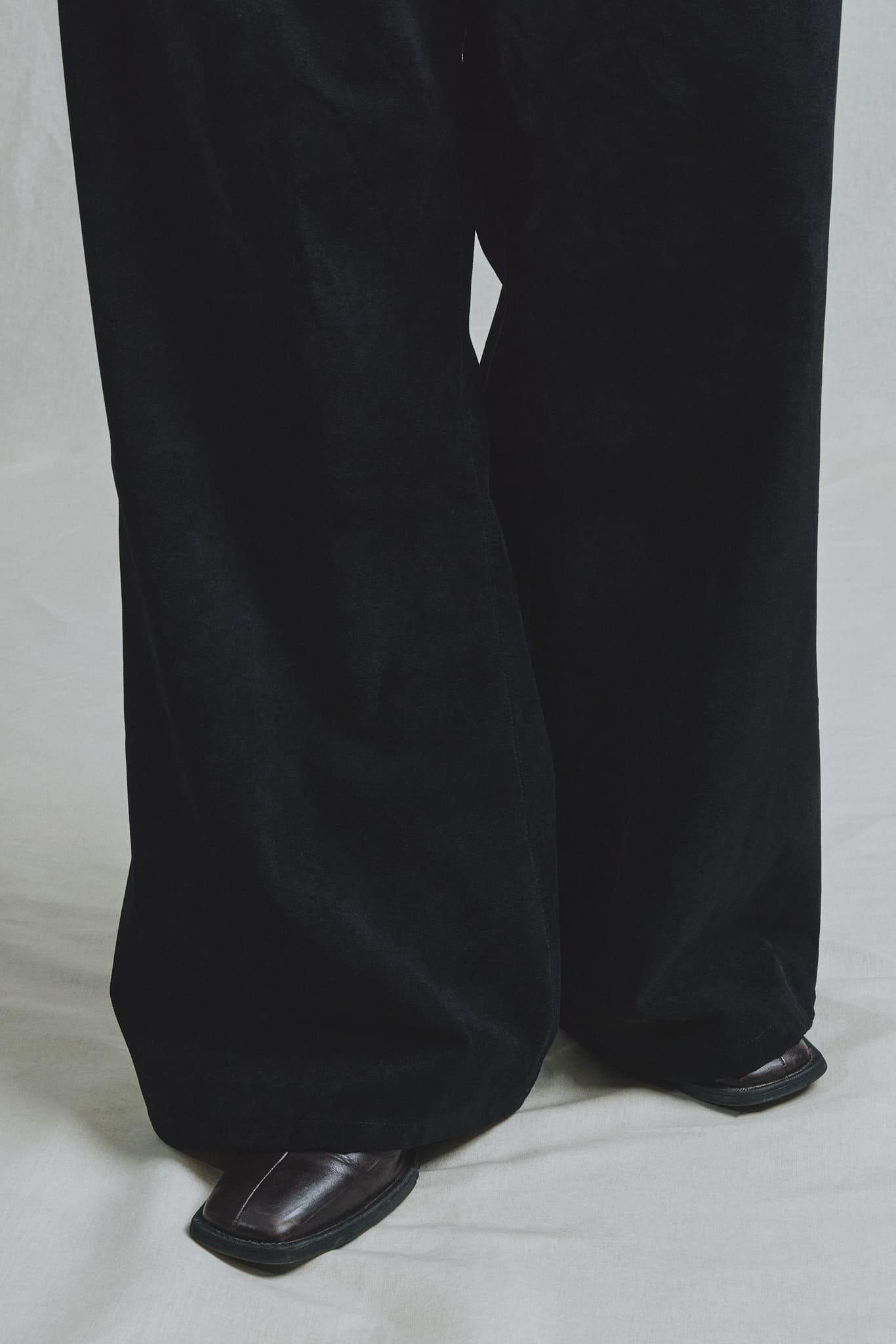 Pantalon Alcantara Noir Évasé Boutons Bijoux Dorés