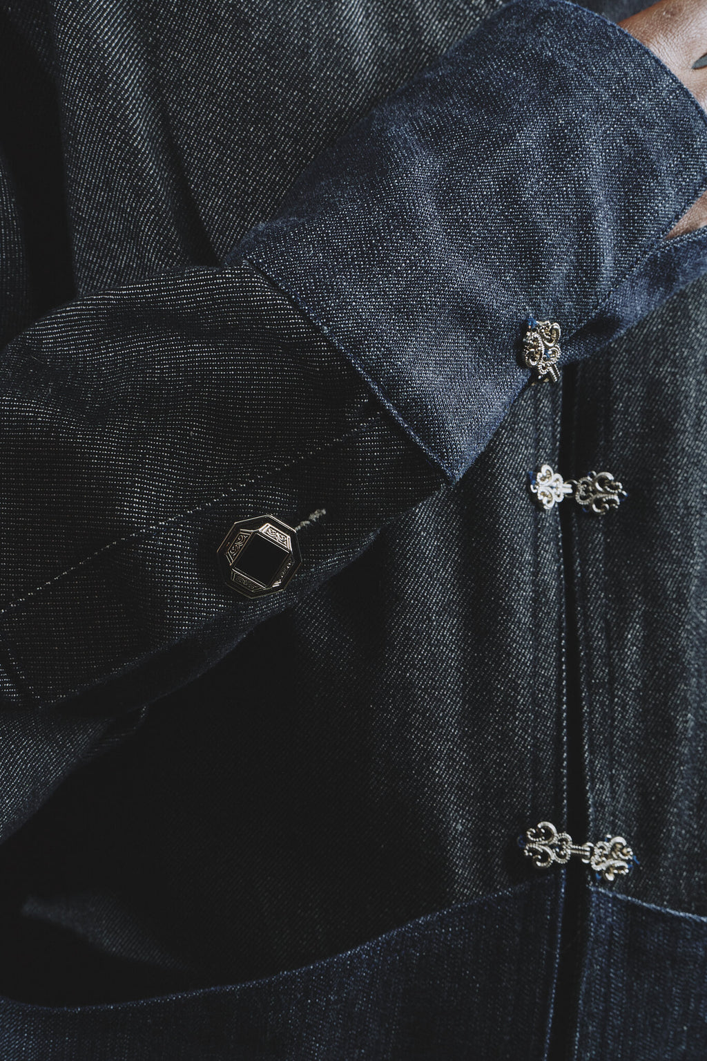 Veste Jean Brut Bicolore Manches Bouffantes Crochets Baroques