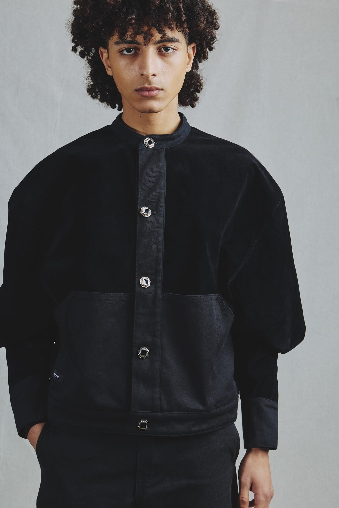 Veste Alcantara Oversize Noire Architecturale - Inspiration Asiatique et Baroque