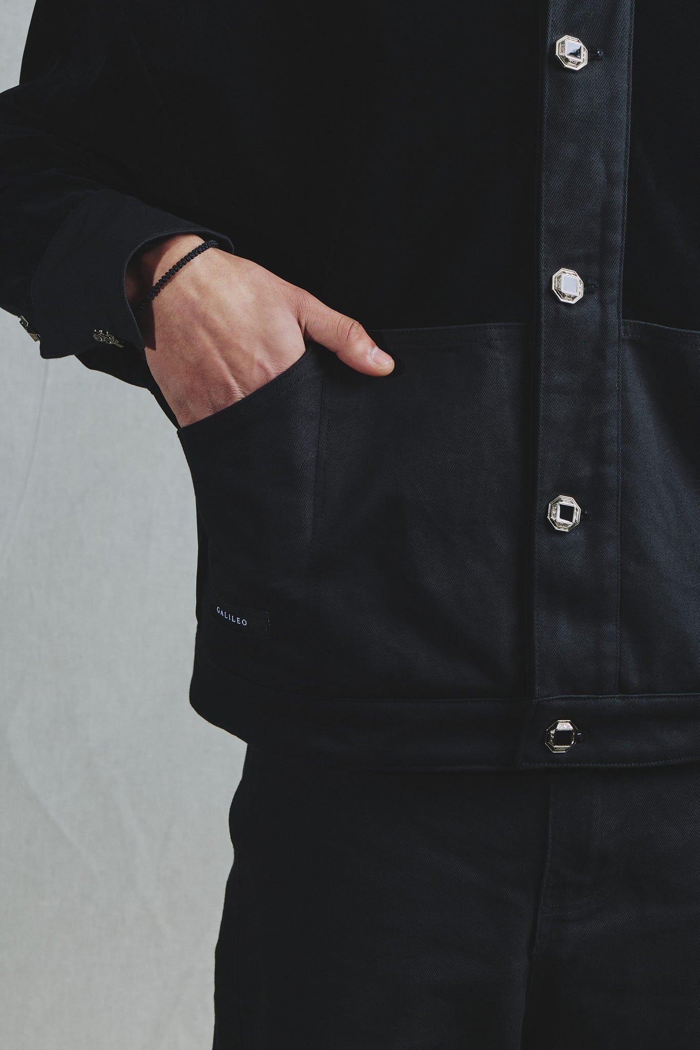 Veste Alcantara Oversize Noire Architecturale - Inspiration Asiatique et Baroque