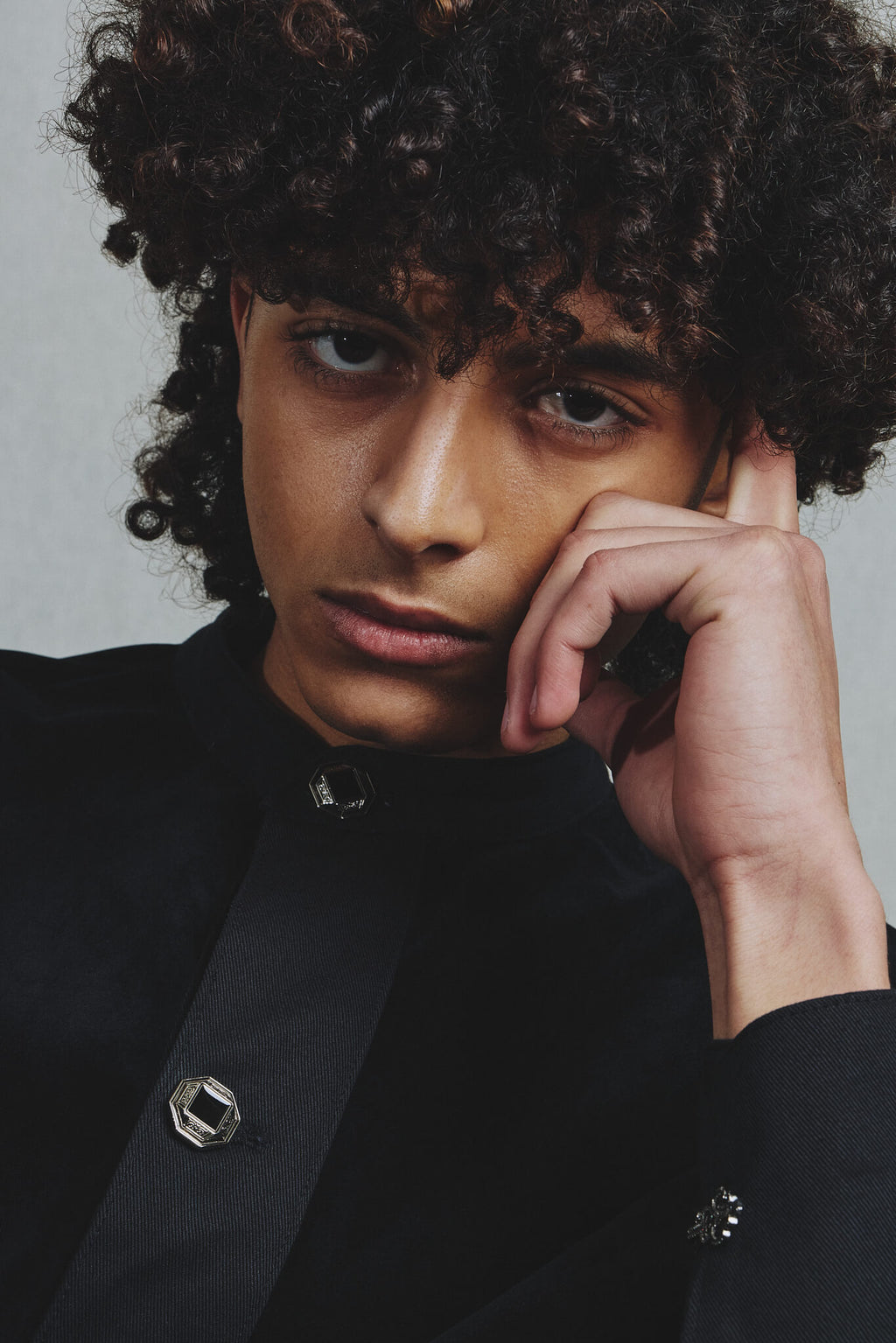 Veste Alcantara Oversize Noire Architecturale - Inspiration Asiatique et Baroque
