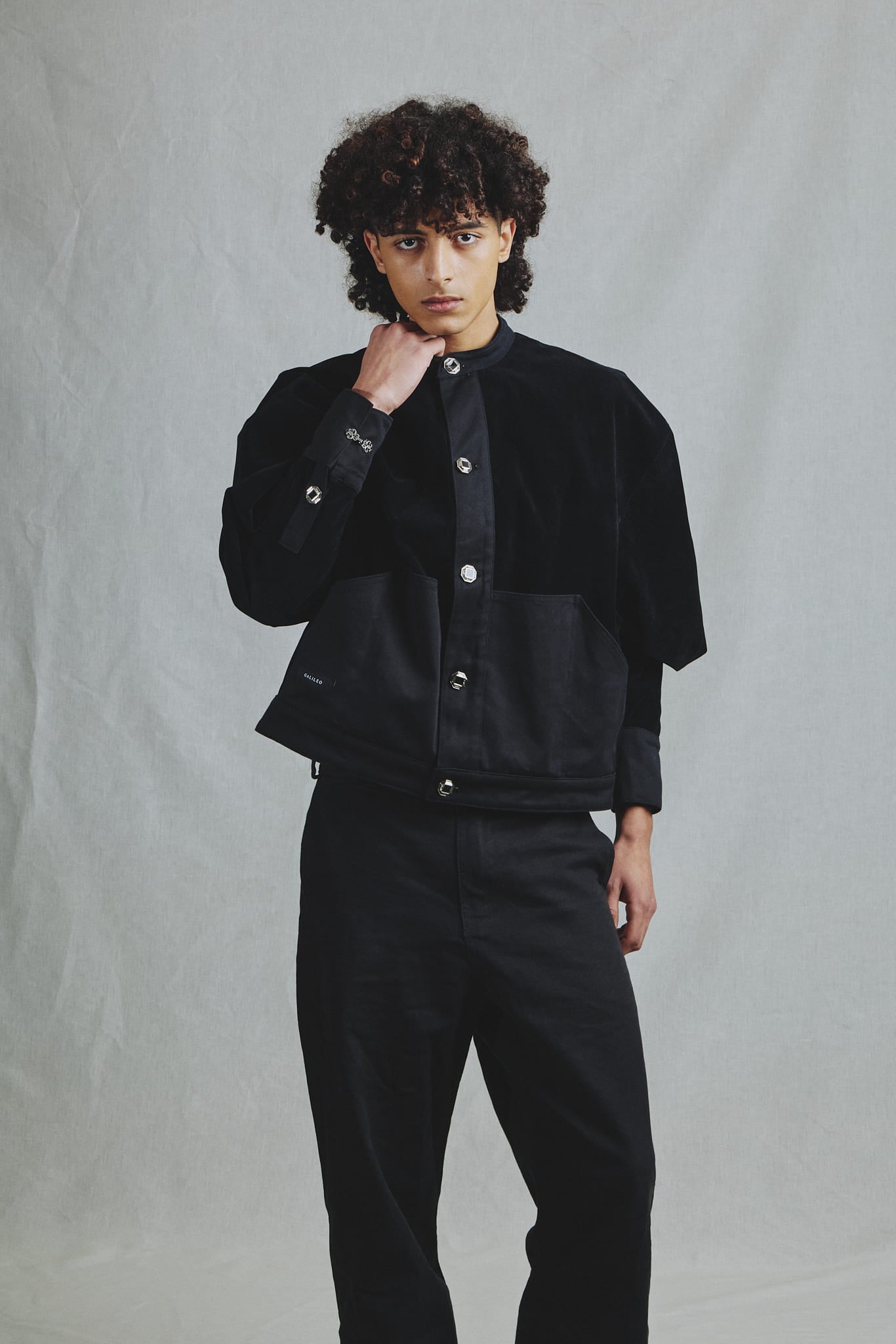 Veste Alcantara Oversize Noire Architecturale - Inspiration Asiatique et Baroque