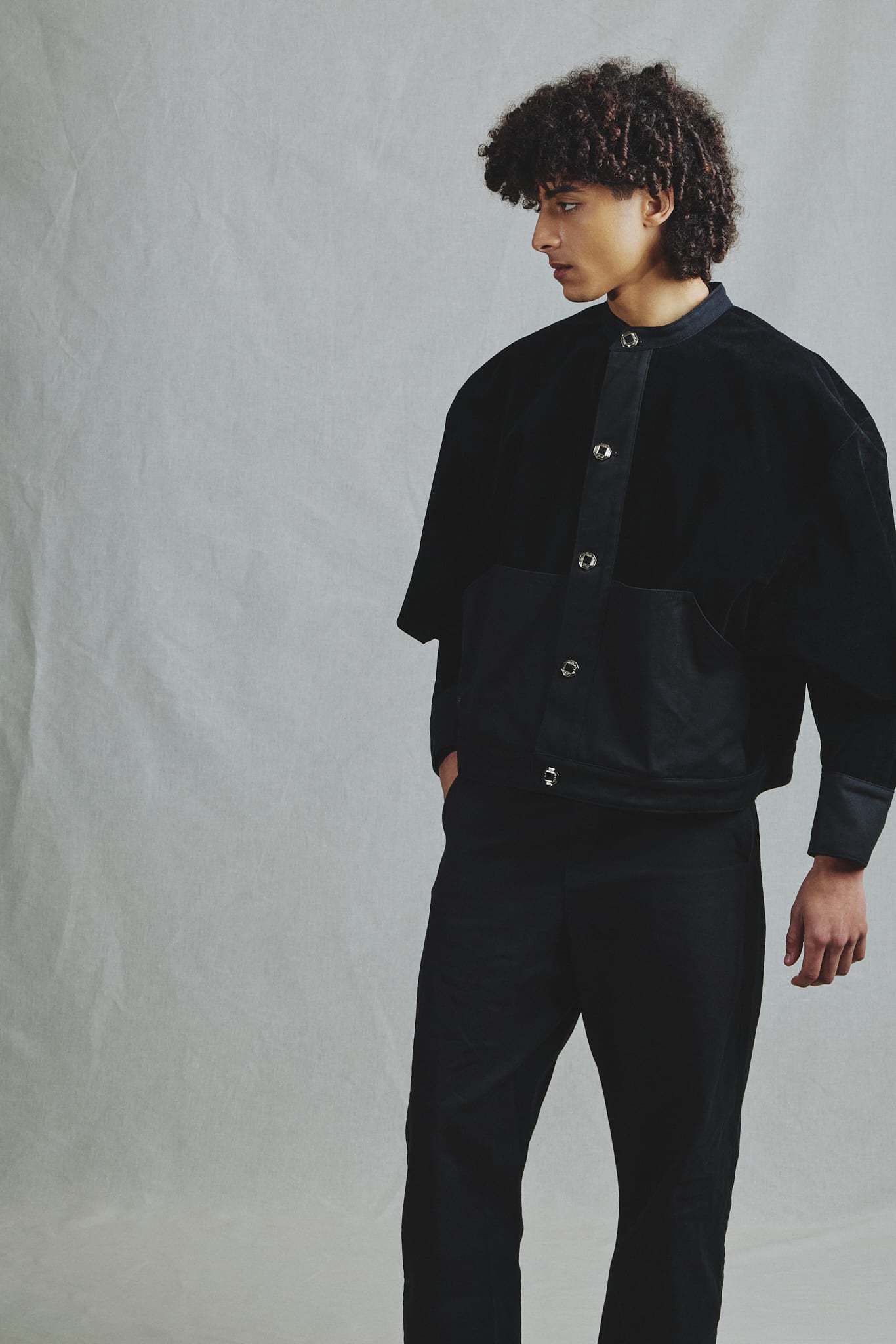 Veste Alcantara Oversize Noire Architecturale - Inspiration Asiatique et Baroque
